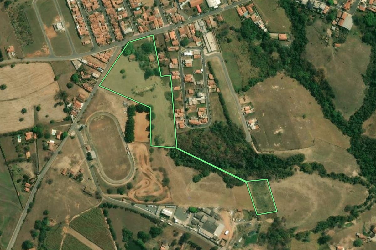 Imagem de satélite do imóvel rural em Jumirim (SP), com o contorno declarado no CAR desenhado por cima.