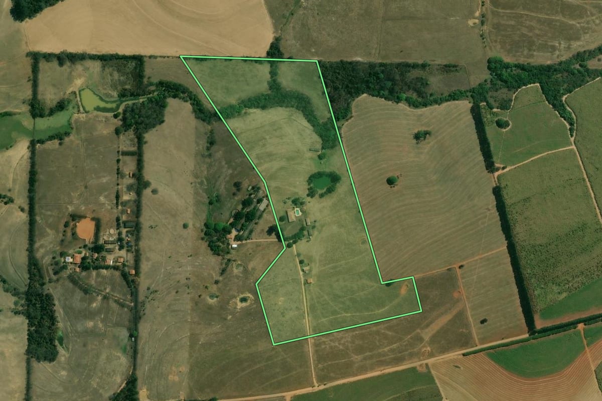 Imagem de satélite do imóvel rural em Jumirim (SP), com o contorno declarado no CAR desenhado por cima.