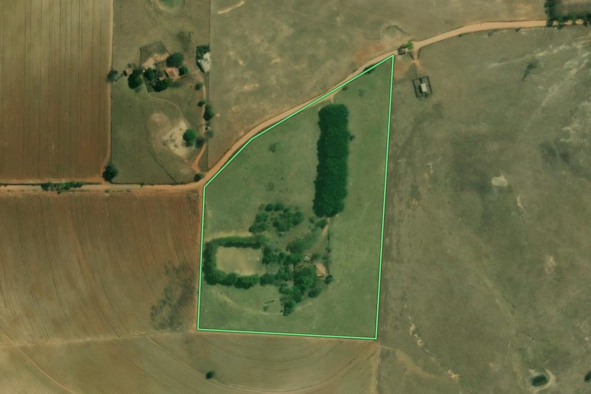 Imagem de satélite do imóvel rural em Jumirim (SP), com o contorno declarado no CAR desenhado por cima.