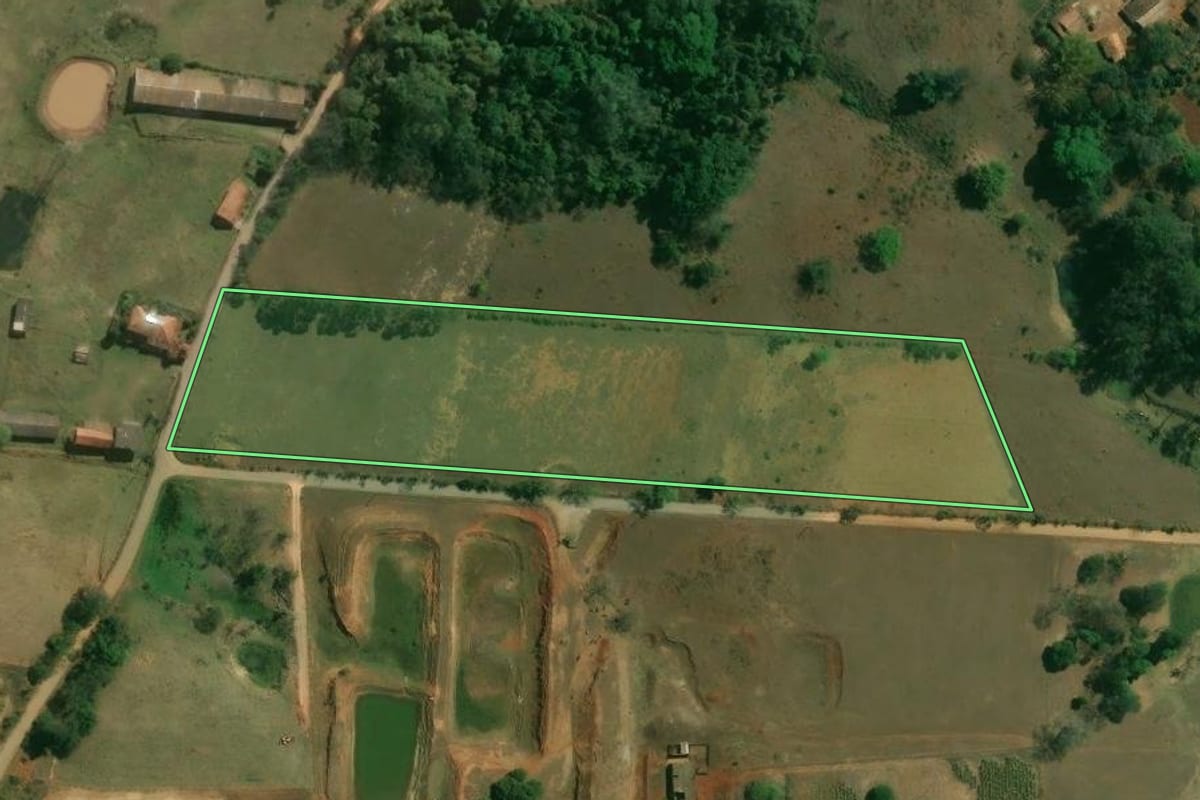 Imagem de satélite do imóvel rural em Jumirim (SP), com o contorno declarado no CAR desenhado por cima.
