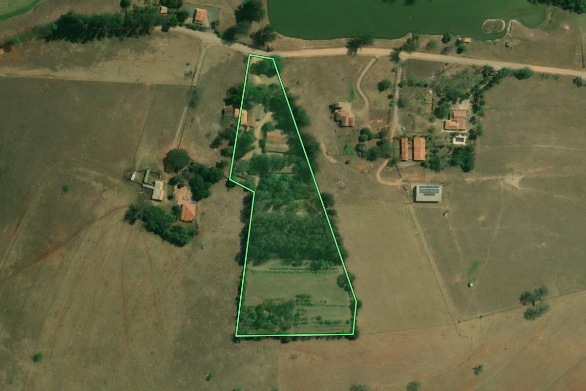 Imagem de satélite do imóvel rural em Jumirim (SP), com o contorno declarado no CAR desenhado por cima.