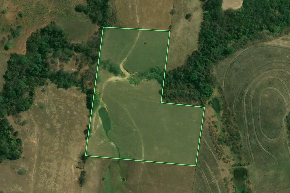 Imagem de satélite do imóvel rural em Jumirim (SP), com o contorno declarado no CAR desenhado por cima.