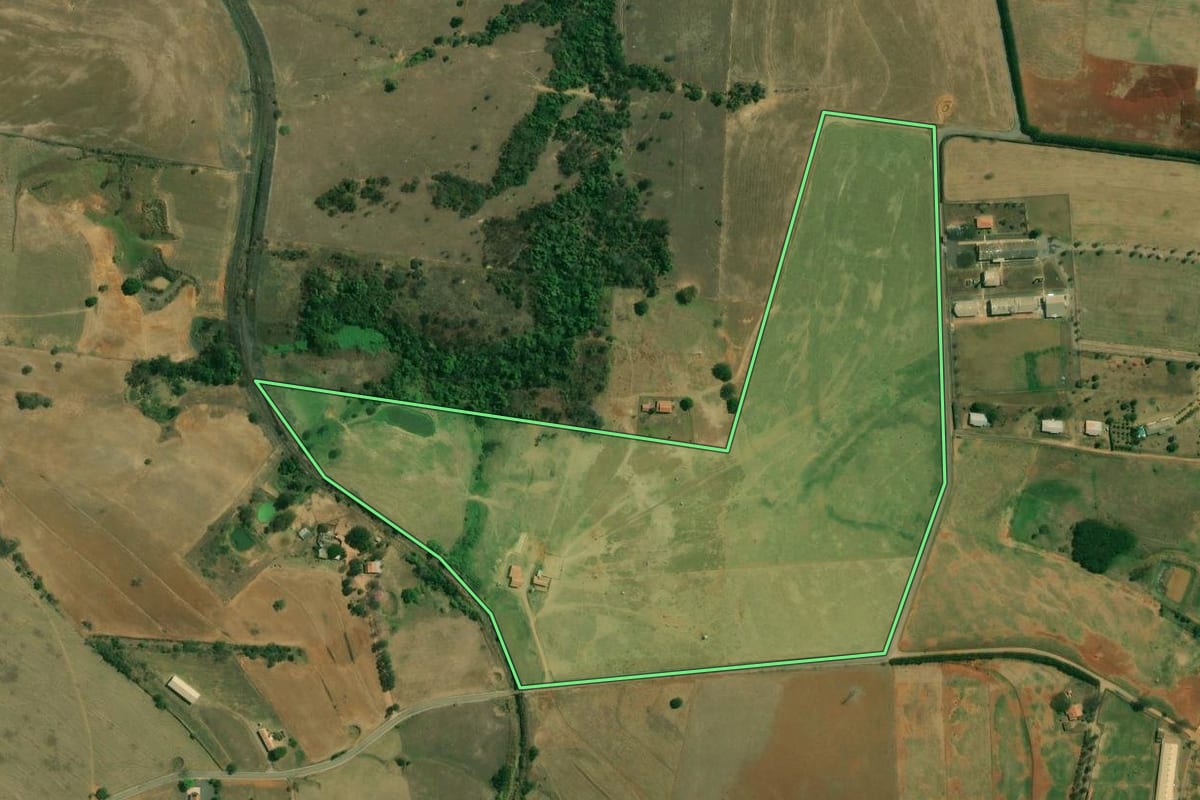 Imagem de satélite do imóvel rural em Jumirim (SP), com o contorno declarado no CAR desenhado por cima.