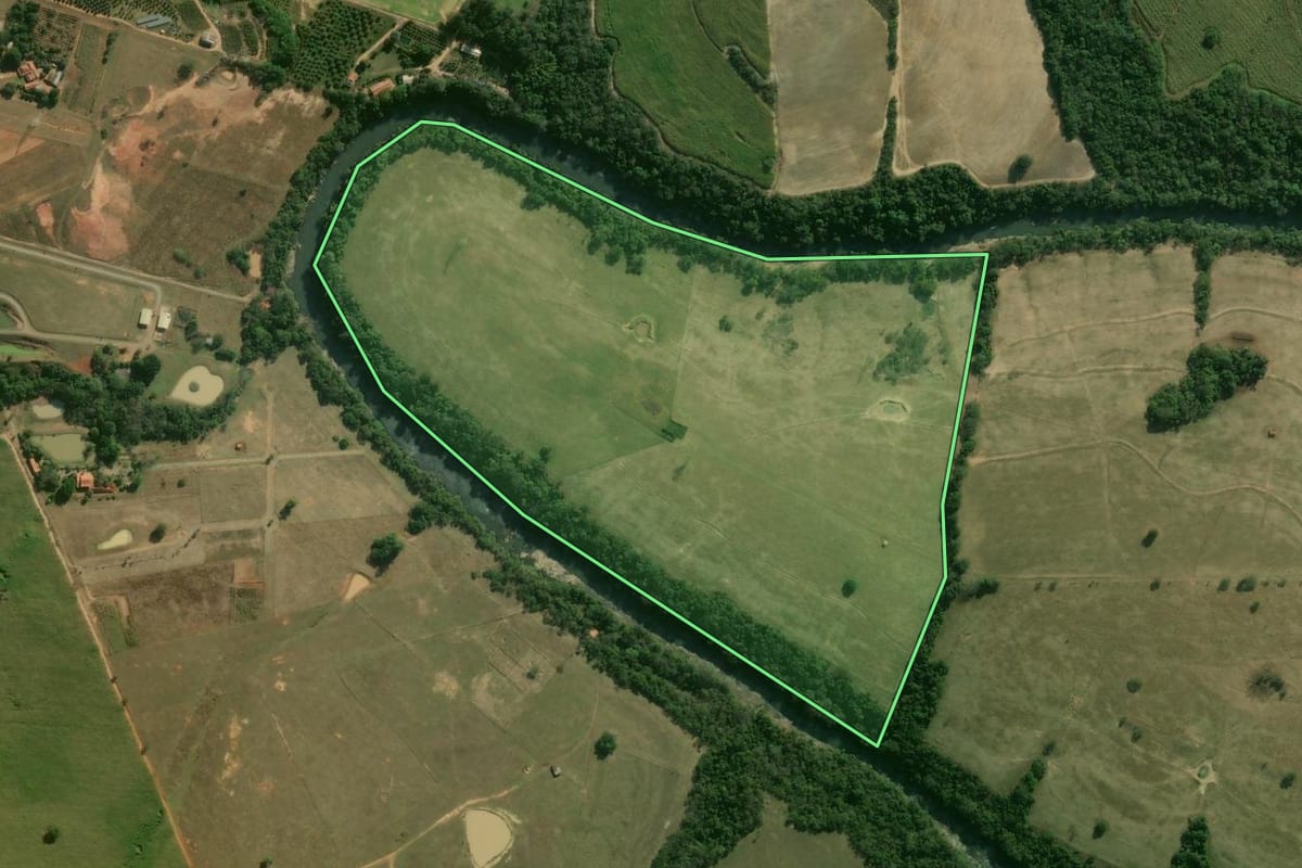Imagem de satélite do imóvel rural em Jumirim (SP), com o contorno declarado no CAR desenhado por cima.