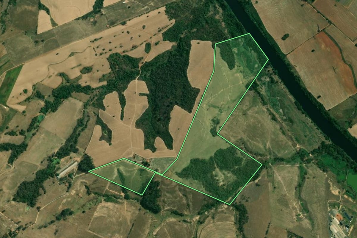 Imagem de satélite do imóvel rural em Jumirim (SP), com o contorno declarado no CAR desenhado por cima.