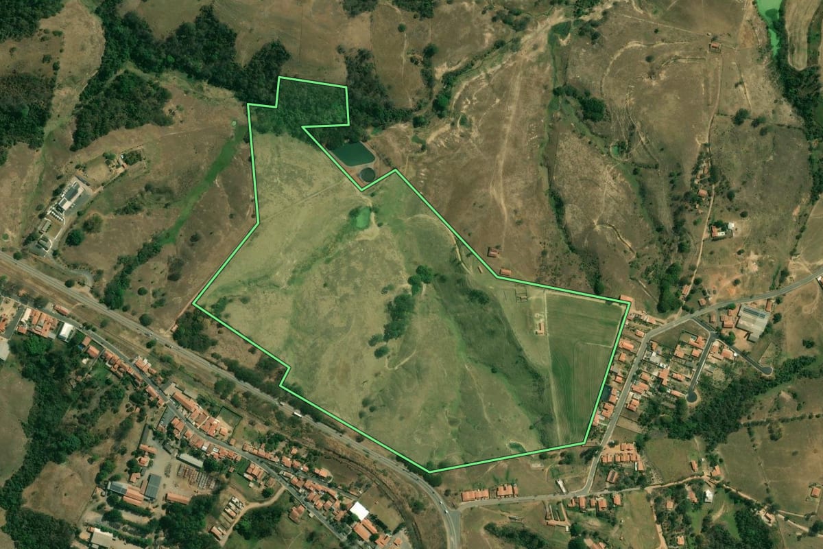 Imagem de satélite do imóvel rural em Jumirim (SP), com o contorno declarado no CAR desenhado por cima.