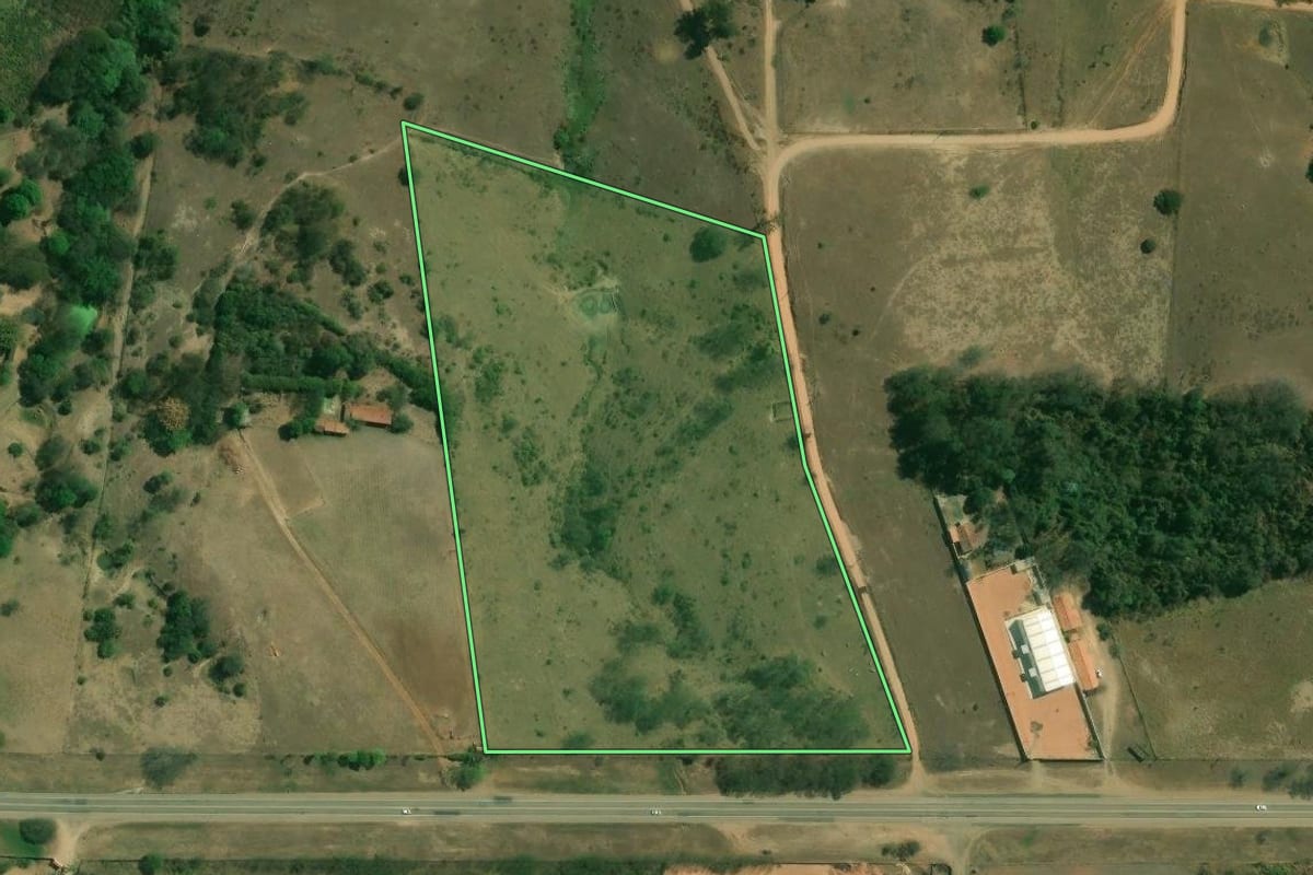 Imagem de satélite do imóvel rural em Jumirim (SP), com o contorno declarado no CAR desenhado por cima.