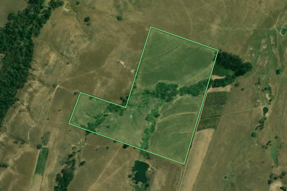 Imagem de satélite do imóvel rural em Jumirim (SP), com o contorno declarado no CAR desenhado por cima.