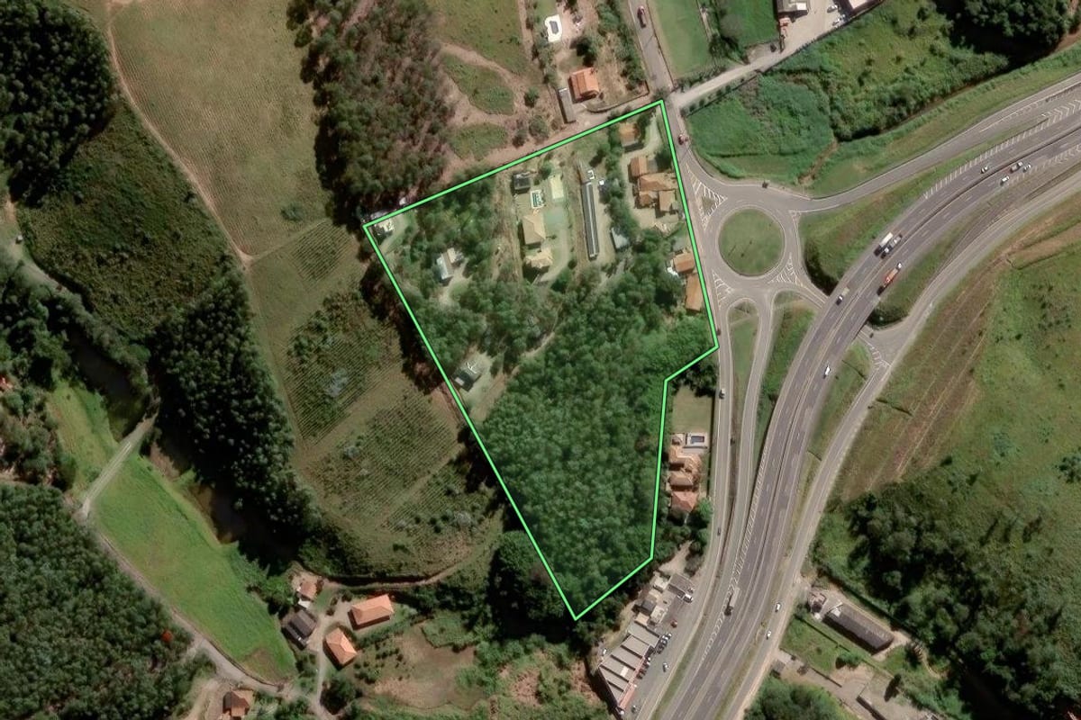 Imagem de satélite do imóvel rural em Jundiaí (SP), com o contorno declarado no CAR desenhado por cima.