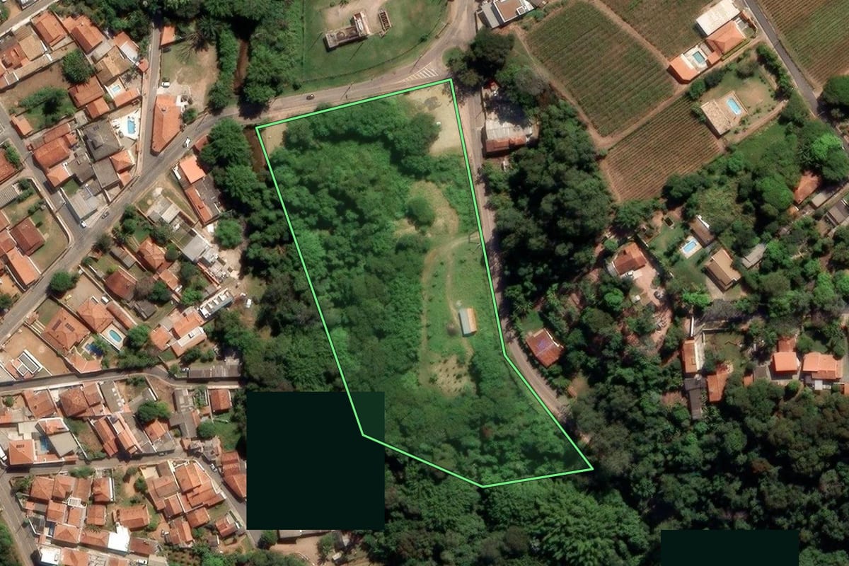 Imagem de satélite do imóvel rural em Jundiaí (SP), com o contorno declarado no CAR desenhado por cima.