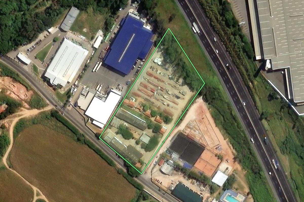 Imagem de satélite do imóvel rural em Jundiaí (SP), com o contorno declarado no CAR desenhado por cima.