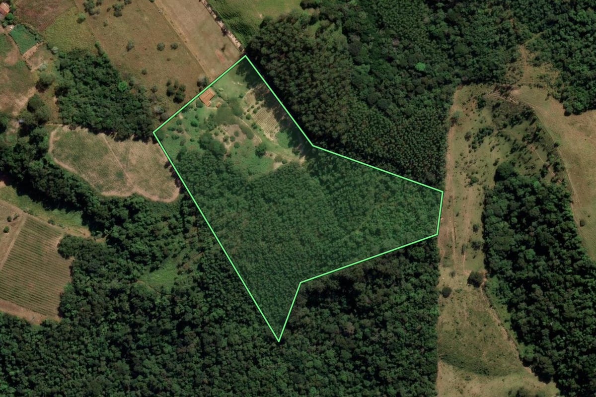 Imagem de satélite do imóvel rural em Jundiaí (SP), com o contorno declarado no CAR desenhado por cima.