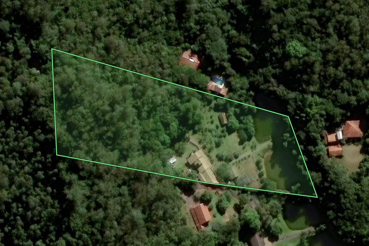 Imagem de satélite do imóvel rural em Jundiaí (SP), com o contorno declarado no CAR desenhado por cima.
