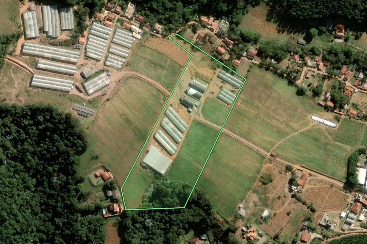 Imagem de satélite do imóvel rural em Jundiaí (SP), com o contorno declarado no CAR desenhado por cima.