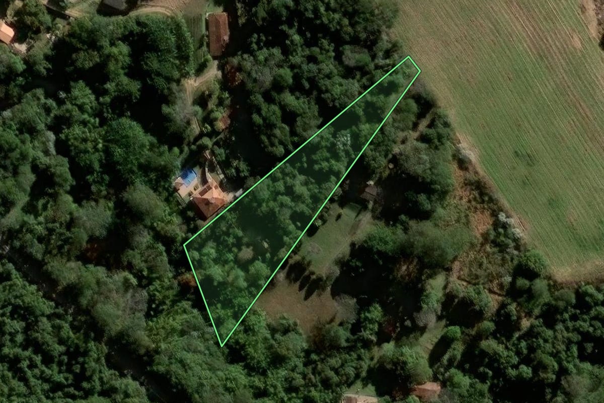 Imagem de satélite do imóvel rural em Jundiaí (SP), com o contorno declarado no CAR desenhado por cima.