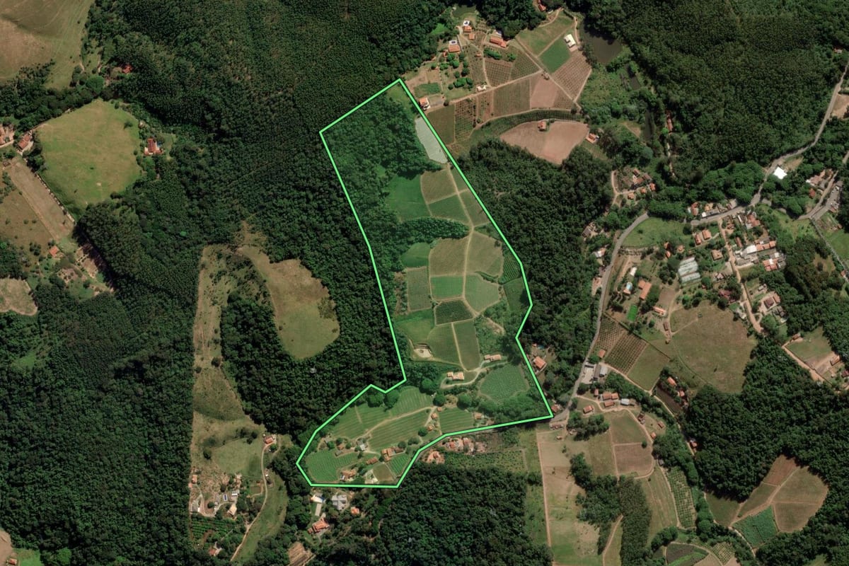 Imagem de satélite do imóvel rural em Jundiaí (SP), com o contorno declarado no CAR desenhado por cima.