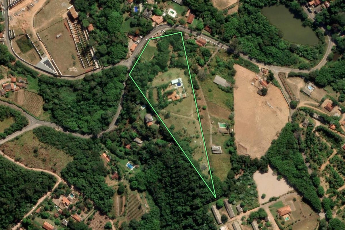 Imagem de satélite do imóvel rural em Jundiaí (SP), com o contorno declarado no CAR desenhado por cima.