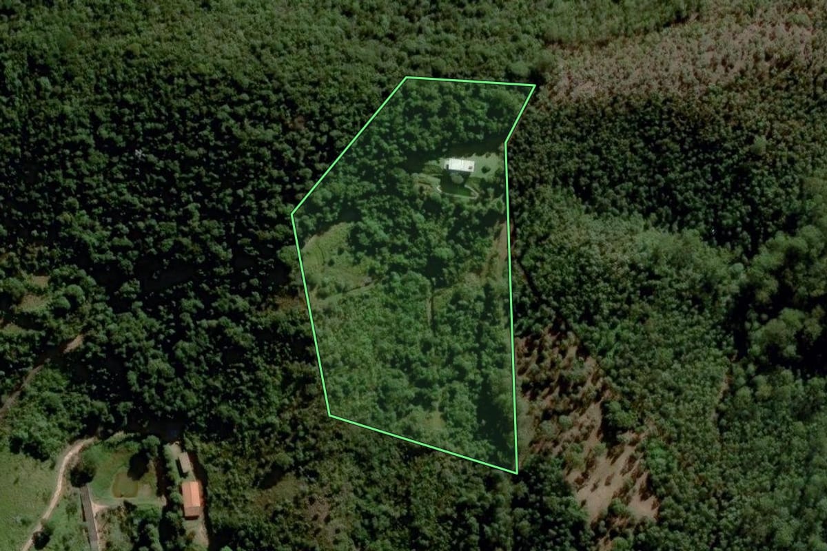 Imagem de satélite do imóvel rural em Jundiaí (SP), com o contorno declarado no CAR desenhado por cima.