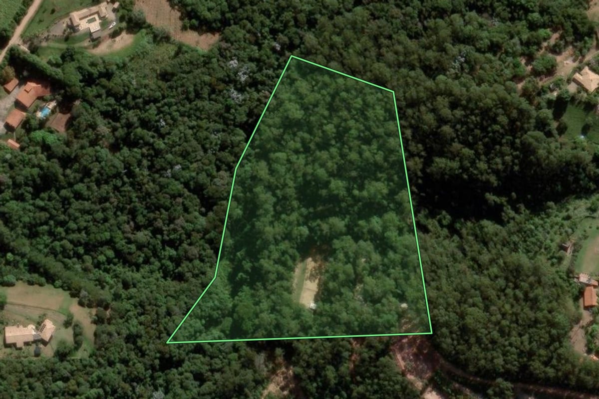 Imagem de satélite do imóvel rural em Jundiaí (SP), com o contorno declarado no CAR desenhado por cima.