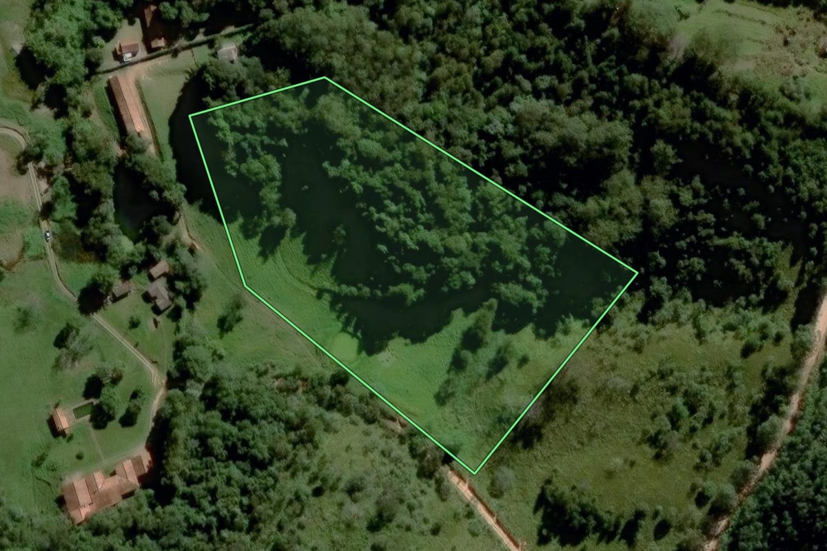 Imagem de satélite do imóvel rural em Jundiaí (SP), com o contorno declarado no CAR desenhado por cima.