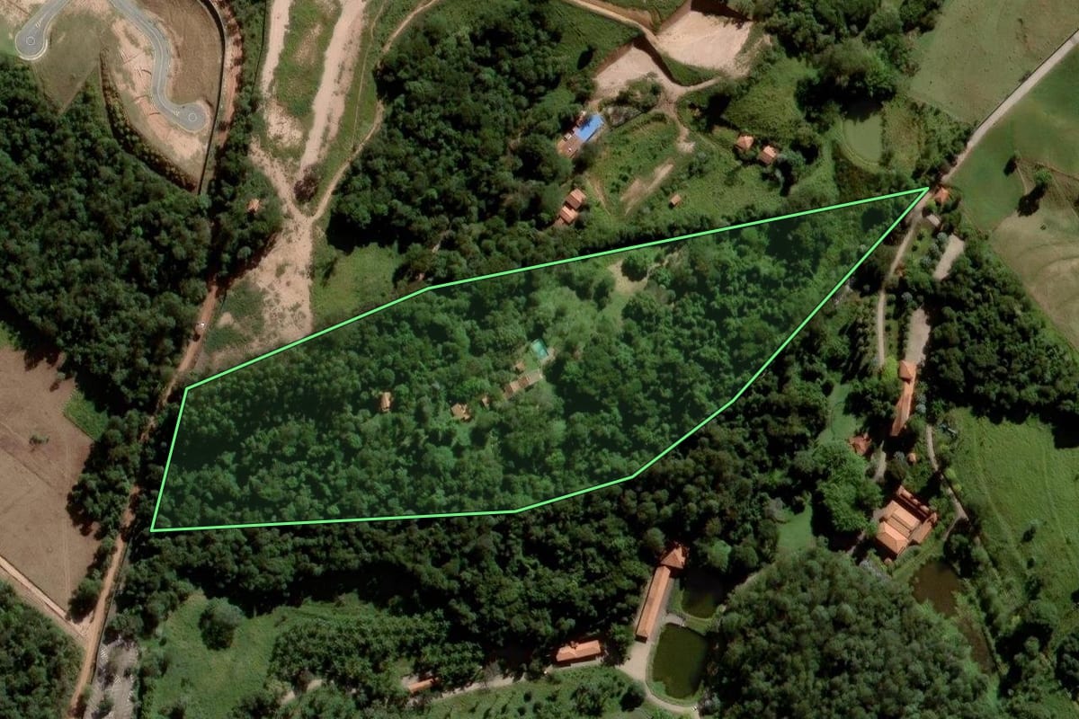 Imagem de satélite do imóvel rural em Jundiaí (SP), com o contorno declarado no CAR desenhado por cima.