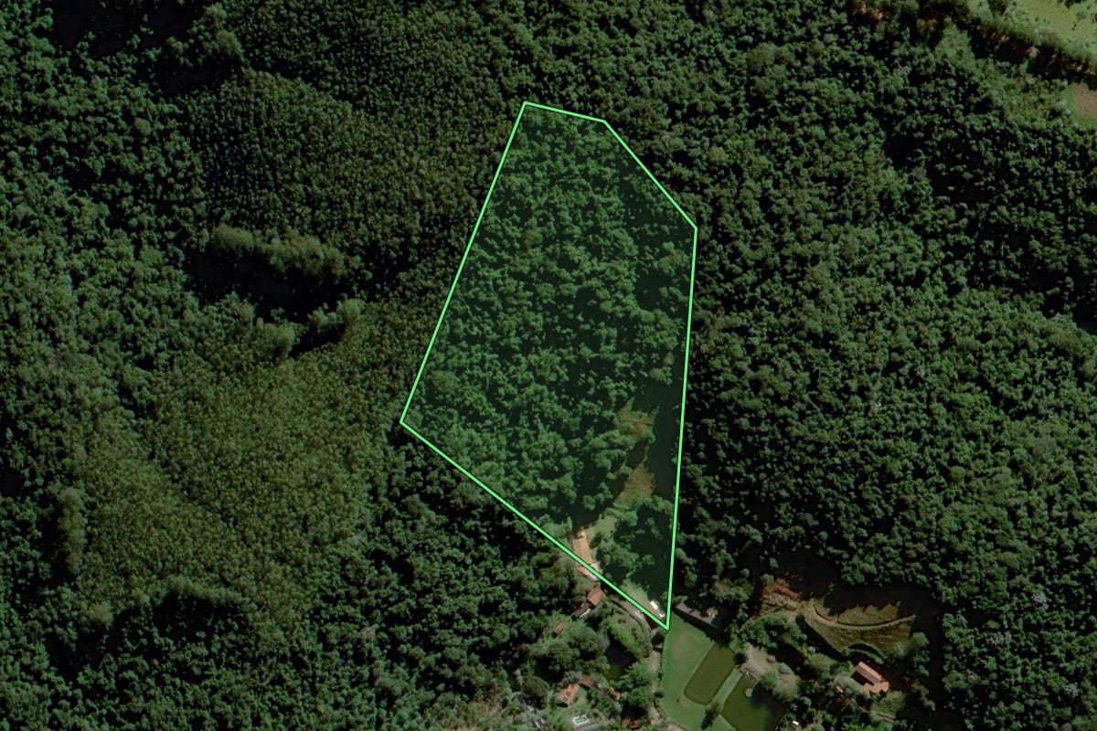 Imagem de satélite do imóvel rural em Jundiaí (SP), com o contorno declarado no CAR desenhado por cima.