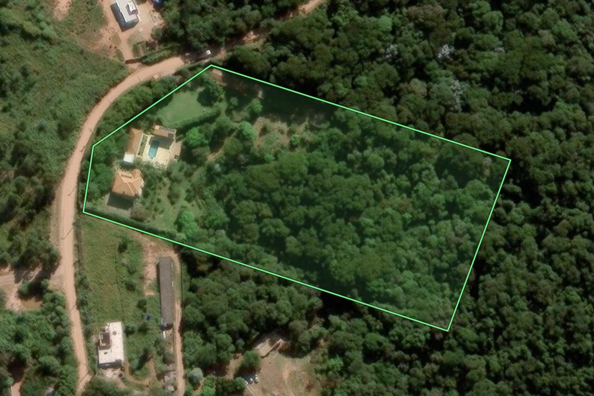 Imagem de satélite do imóvel rural em Jundiaí (SP), com o contorno declarado no CAR desenhado por cima.