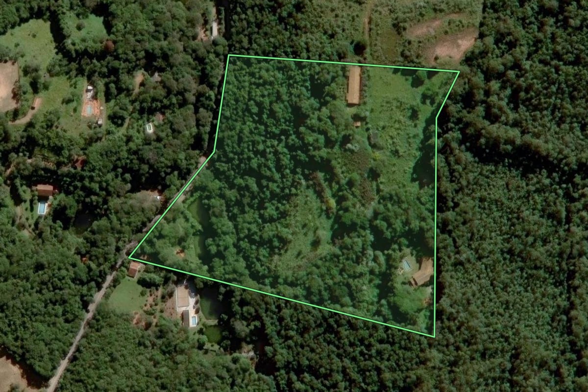 Imagem de satélite do imóvel rural em Jundiaí (SP), com o contorno declarado no CAR desenhado por cima.