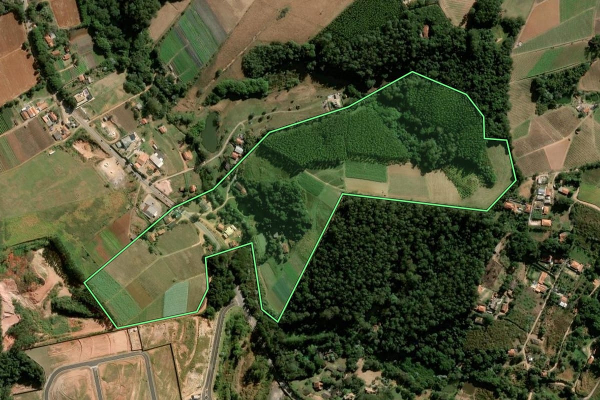 Imagem de satélite do imóvel rural em Jundiaí (SP), com o contorno declarado no CAR desenhado por cima.
