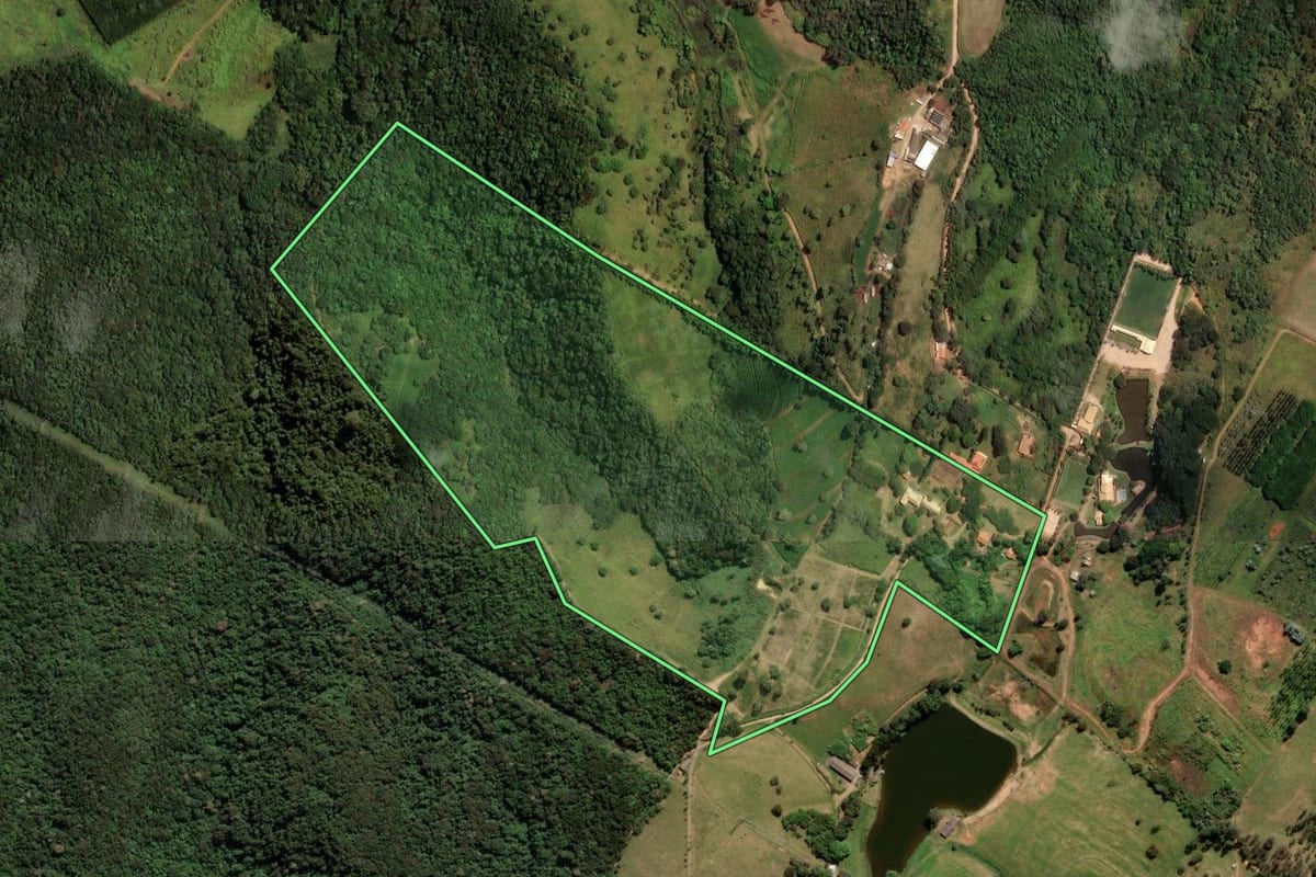 Imagem de satélite do imóvel rural em Jundiaí (SP), com o contorno declarado no CAR desenhado por cima.