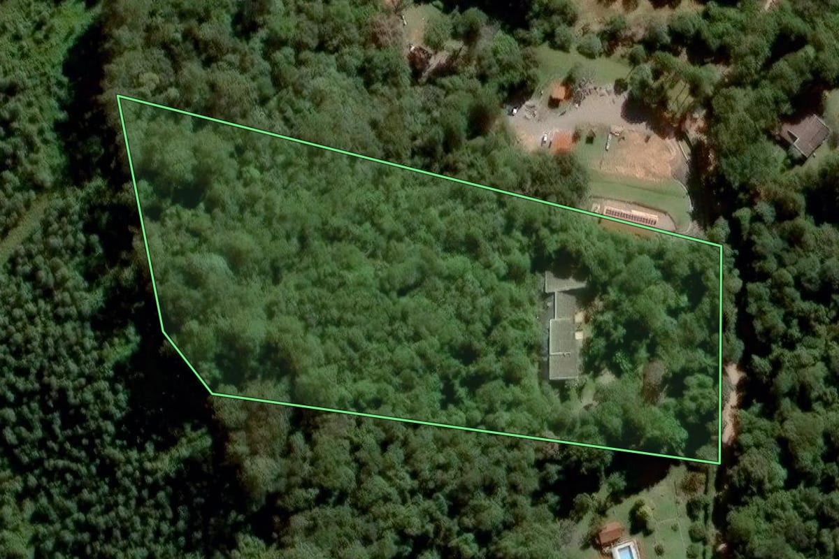 Imagem de satélite do imóvel rural em Jundiaí (SP), com o contorno declarado no CAR desenhado por cima.