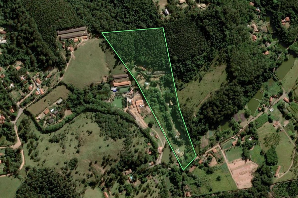 Imagem de satélite do imóvel rural em Jundiaí (SP), com o contorno declarado no CAR desenhado por cima.