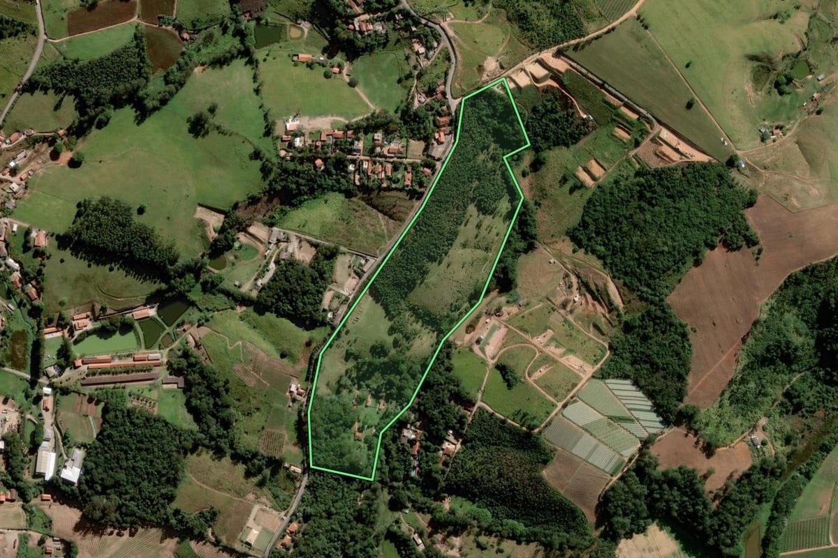 Imagem de satélite do imóvel rural em Jundiaí (SP), com o contorno declarado no CAR desenhado por cima.