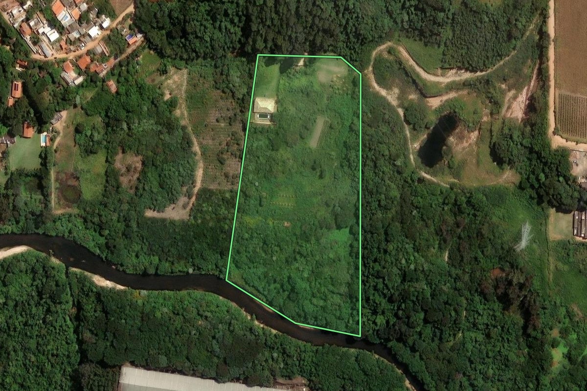 Imagem de satélite do imóvel rural em Jundiaí (SP), com o contorno declarado no CAR desenhado por cima.
