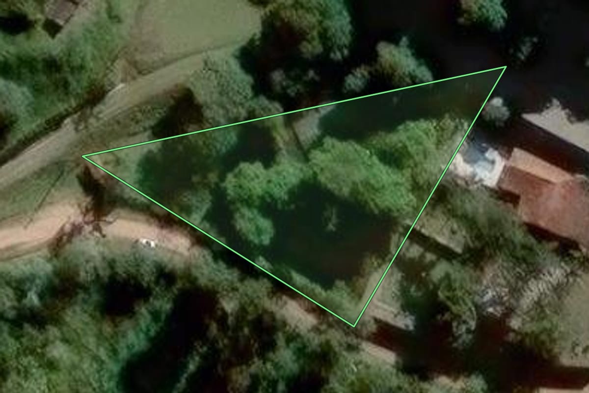 Imagem de satélite do imóvel rural em Jundiaí (SP), com o contorno declarado no CAR desenhado por cima.