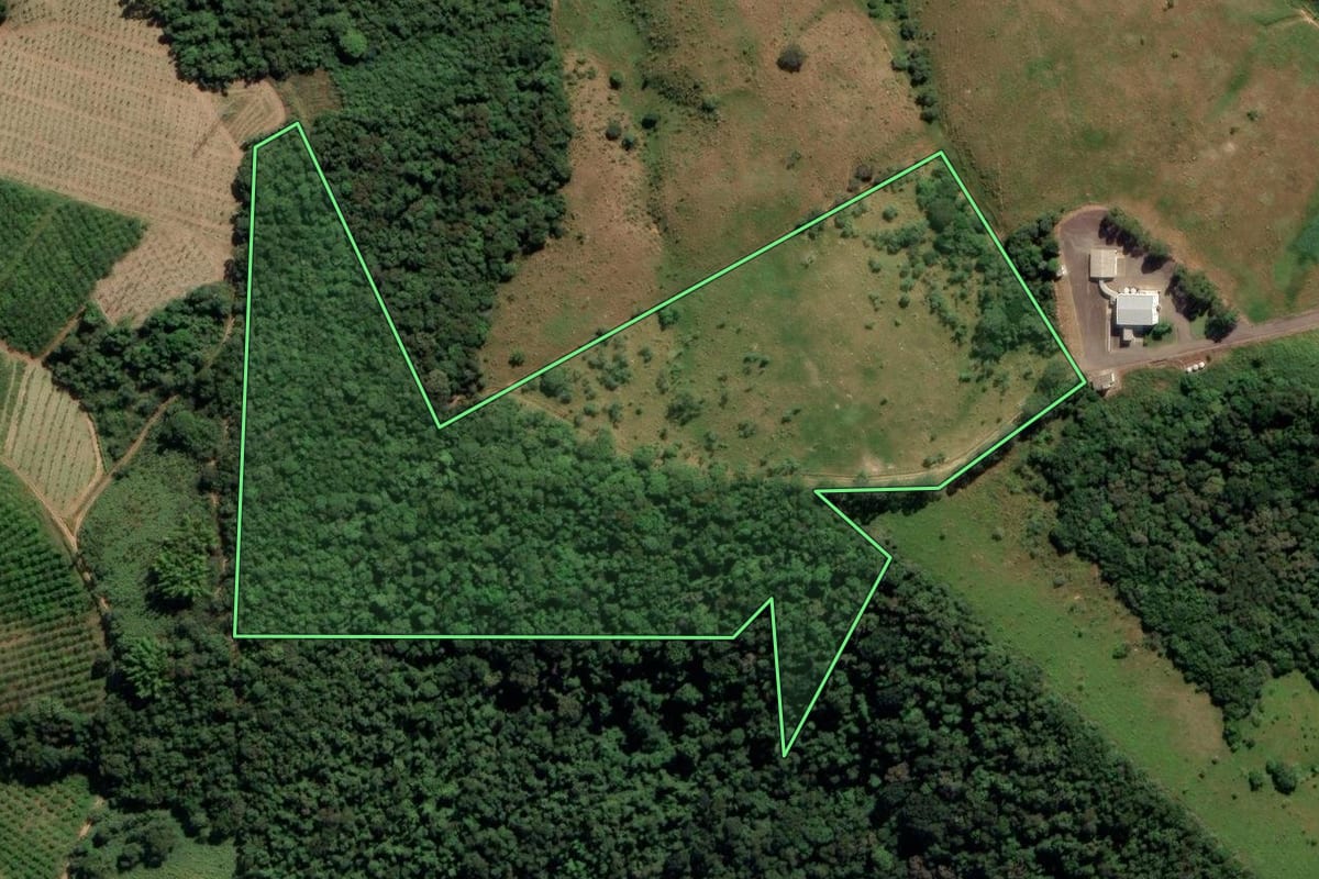 Imagem de satélite do imóvel rural em Jundiaí (SP), com o contorno declarado no CAR desenhado por cima.