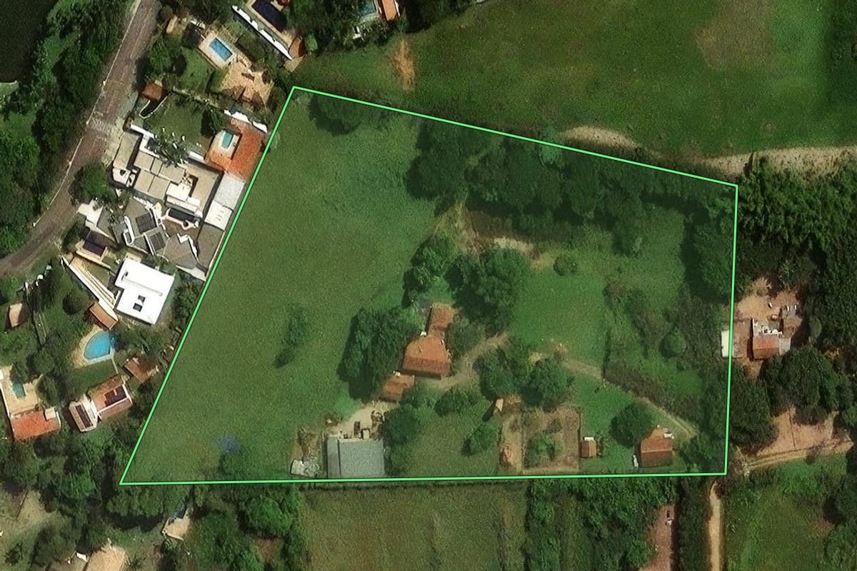 Imagem de satélite do imóvel rural em Jundiaí (SP), com o contorno declarado no CAR desenhado por cima.