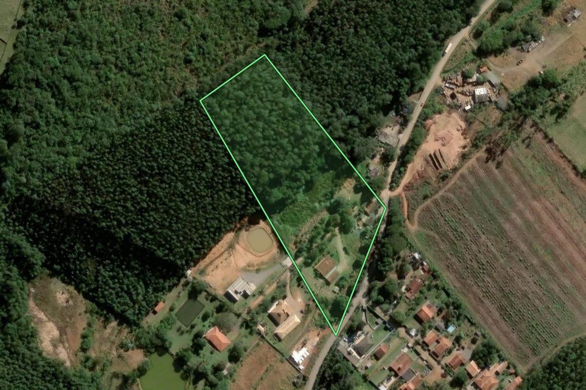 Imagem de satélite do imóvel rural em Jundiaí (SP), com o contorno declarado no CAR desenhado por cima.