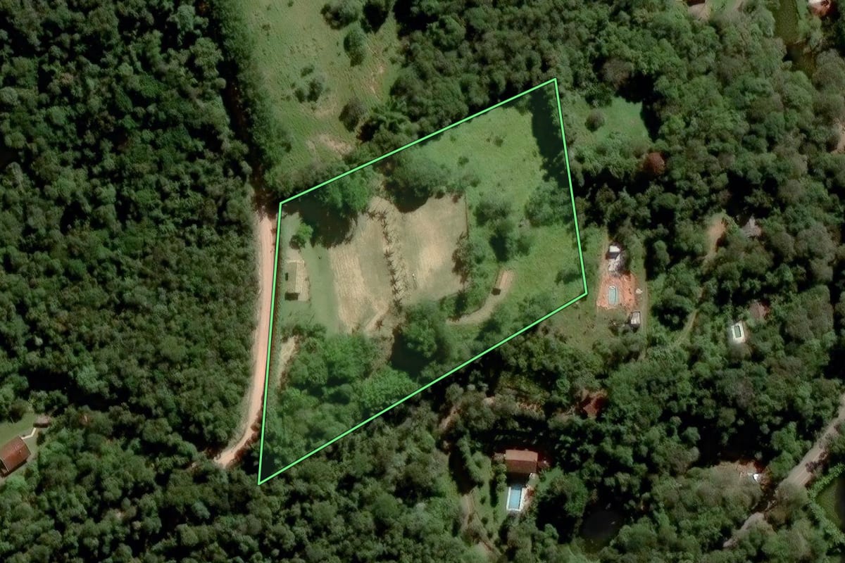 Imagem de satélite do imóvel rural em Jundiaí (SP), com o contorno declarado no CAR desenhado por cima.
