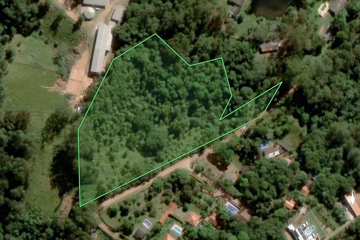 Imagem de satélite do imóvel rural em Jundiaí (SP), com o contorno declarado no CAR desenhado por cima.