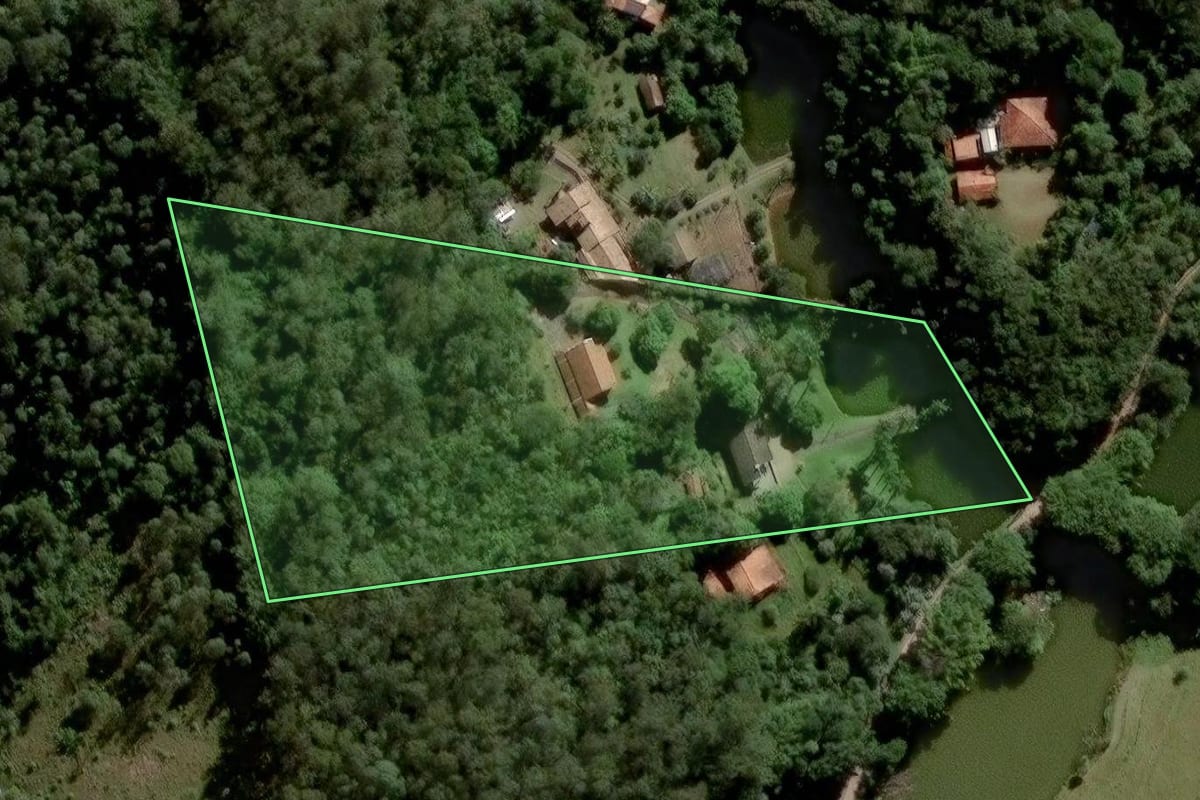 Imagem de satélite do imóvel rural em Jundiaí (SP), com o contorno declarado no CAR desenhado por cima.
