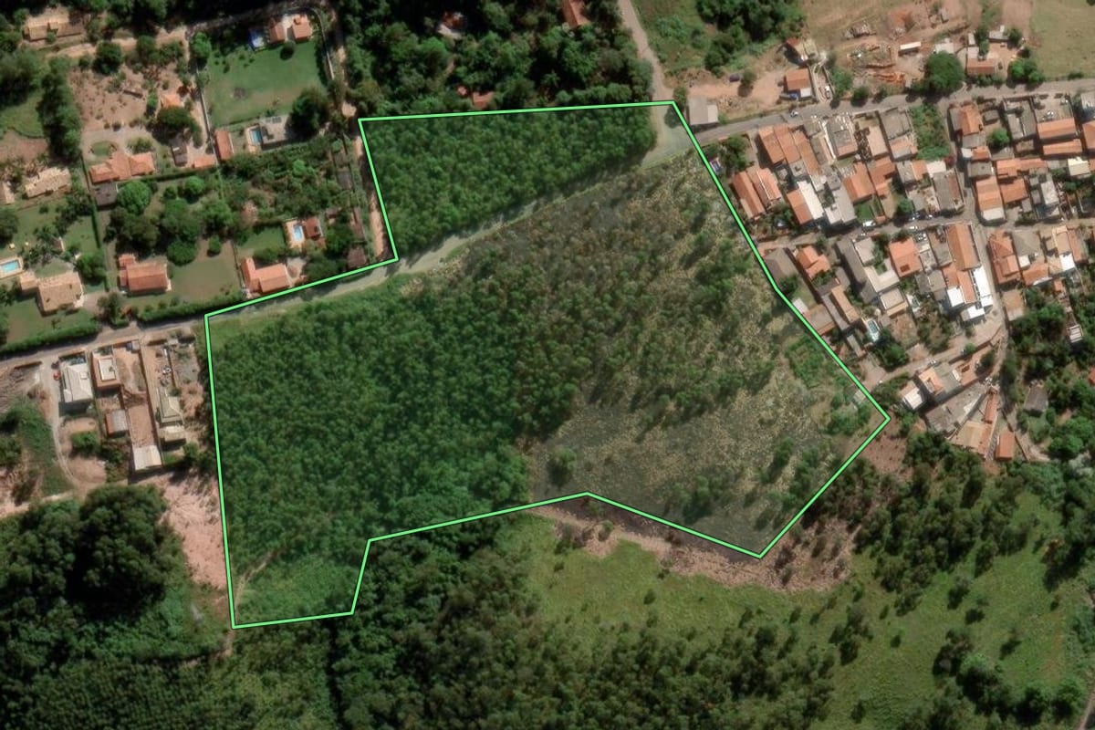 Imagem de satélite do imóvel rural em Jundiaí (SP), com o contorno declarado no CAR desenhado por cima.