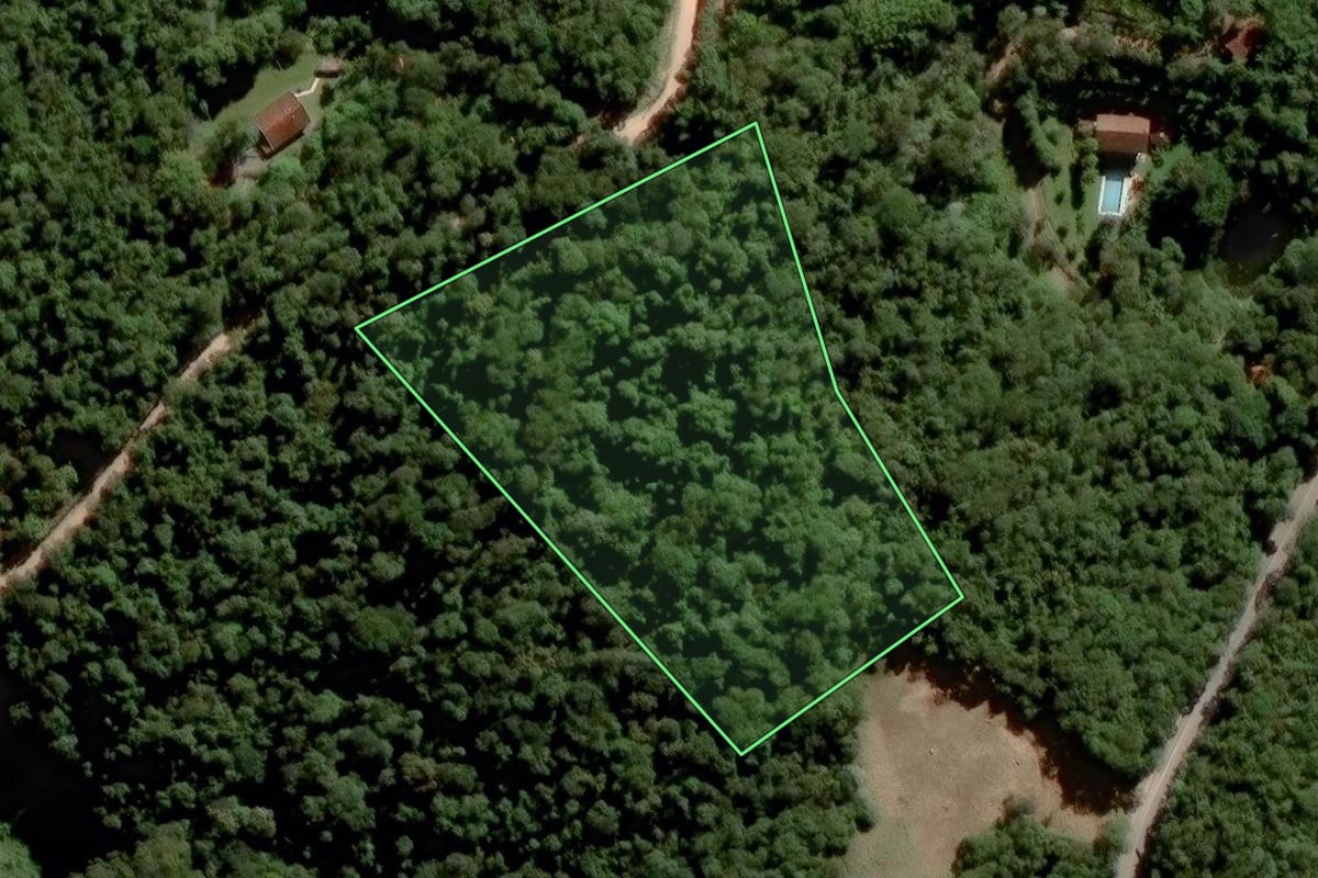 Imagem de satélite do imóvel rural em Jundiaí (SP), com o contorno declarado no CAR desenhado por cima.