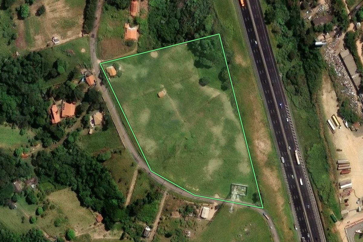 Imagem de satélite do imóvel rural em Jundiaí (SP), com o contorno declarado no CAR desenhado por cima.