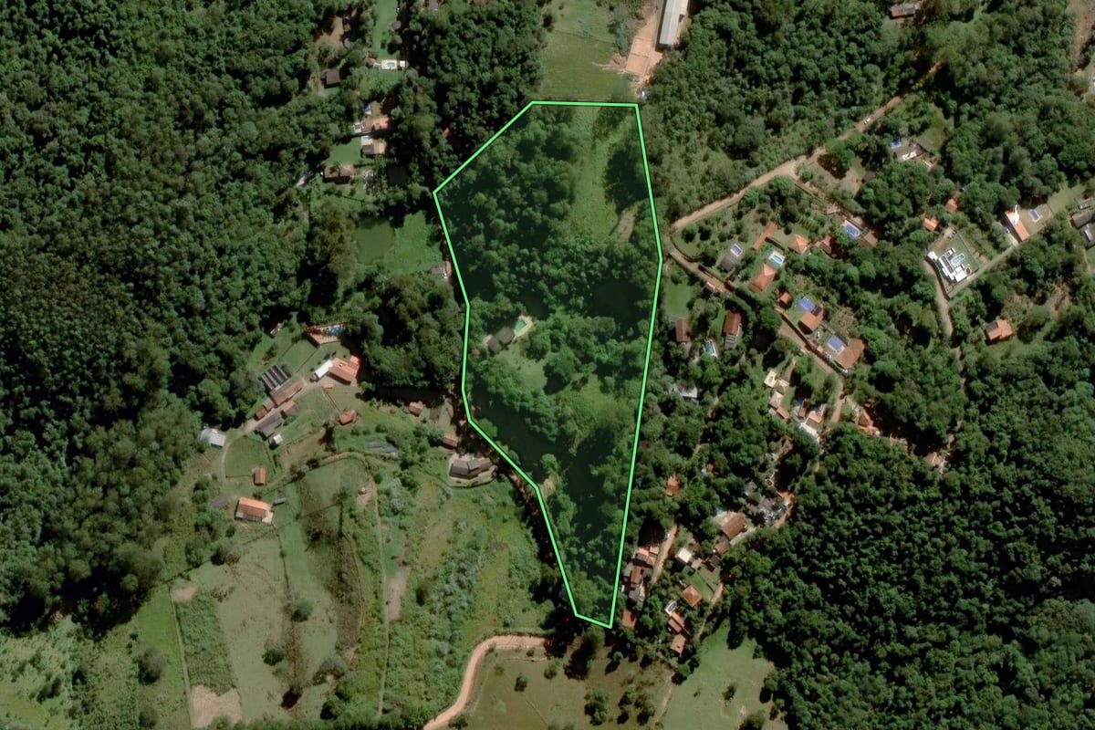 Imagem de satélite do imóvel rural em Jundiaí (SP), com o contorno declarado no CAR desenhado por cima.