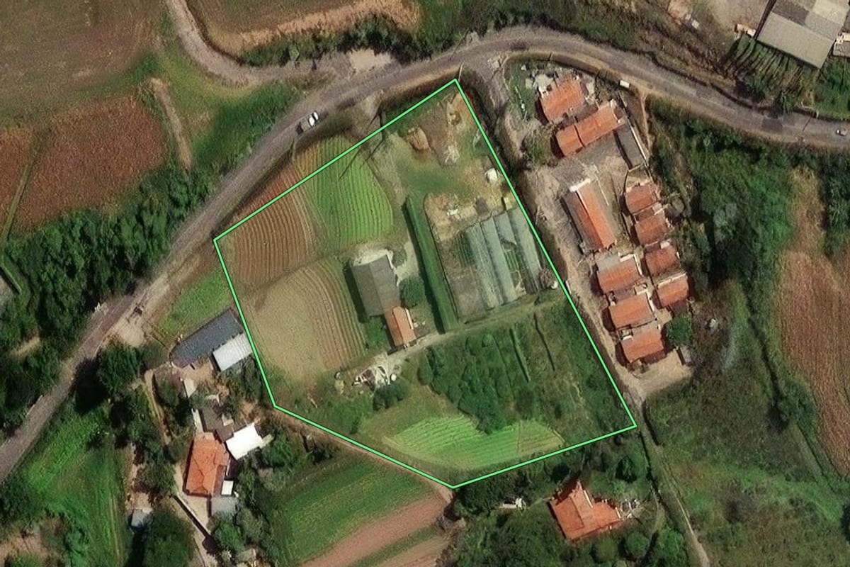 Imagem de satélite do imóvel rural em Jundiaí (SP), com o contorno declarado no CAR desenhado por cima.