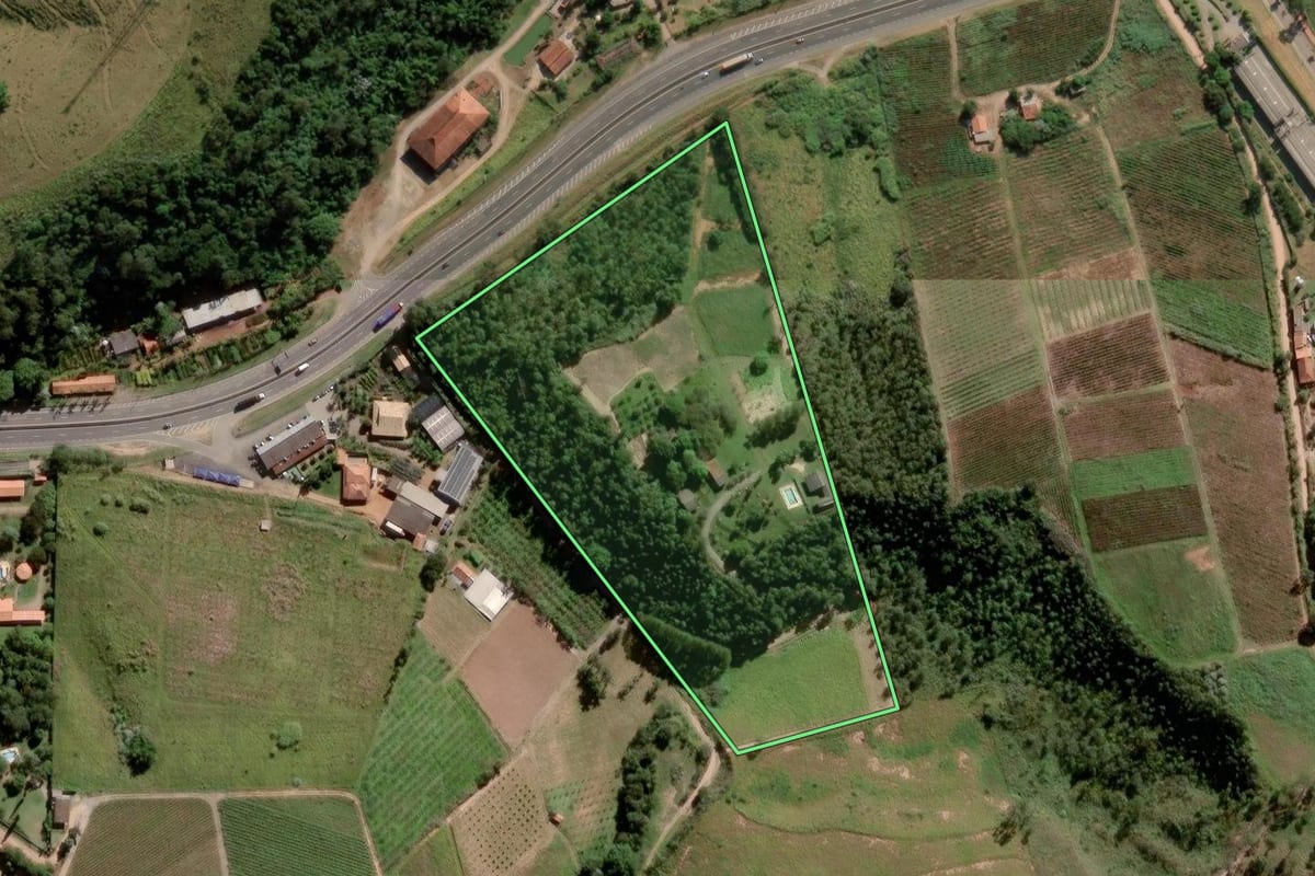Imagem de satélite do imóvel rural em Jundiaí (SP), com o contorno declarado no CAR desenhado por cima.