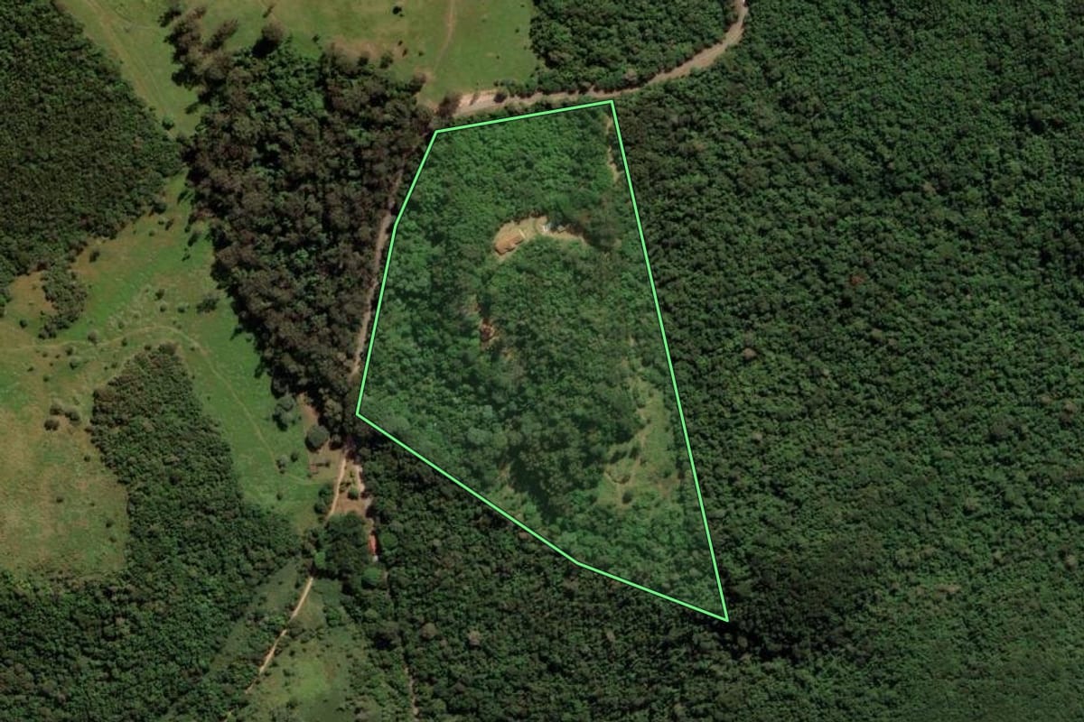 Imagem de satélite do imóvel rural em Jundiaí (SP), com o contorno declarado no CAR desenhado por cima.