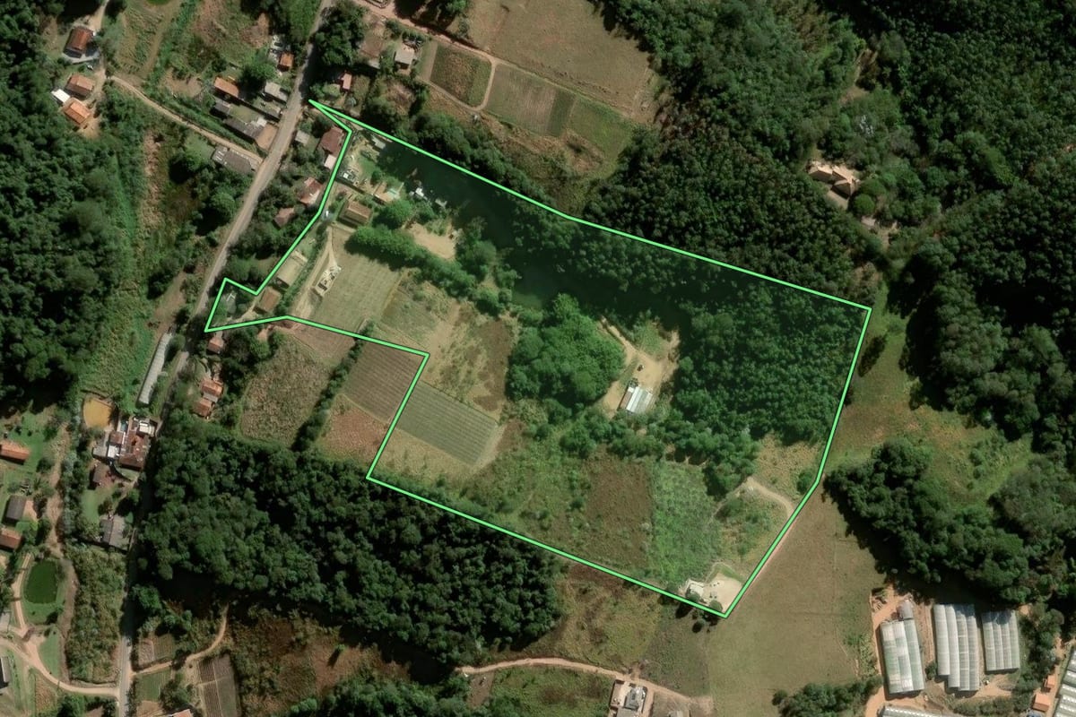 Imagem de satélite do imóvel rural em Jundiaí (SP), com o contorno declarado no CAR desenhado por cima.