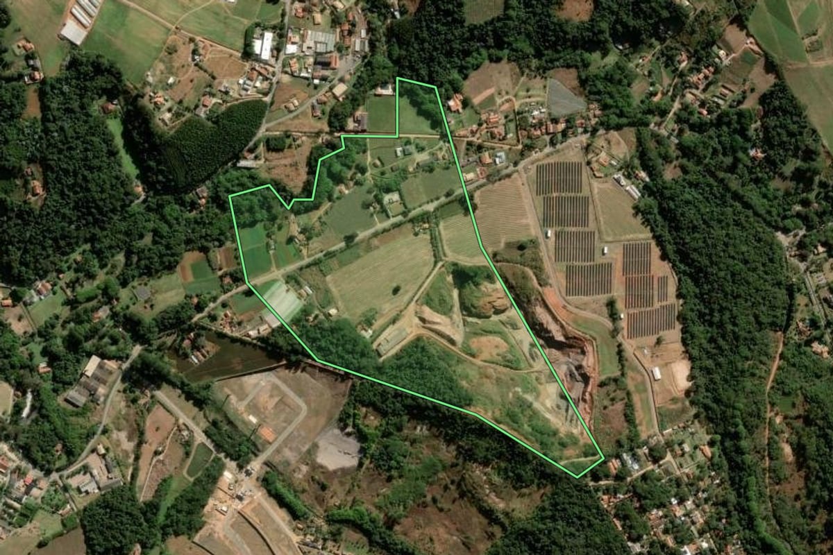 Imagem de satélite do imóvel rural em Jundiaí (SP), com o contorno declarado no CAR desenhado por cima.